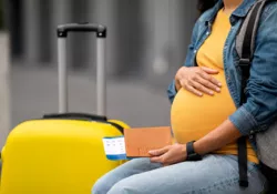 Comment voyager en avion quand on est enceinte ? Conseils et astuces